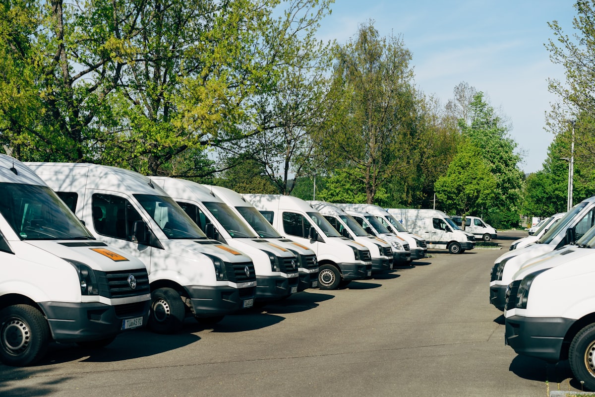 Vehículos de una flota de empresa estacionados
