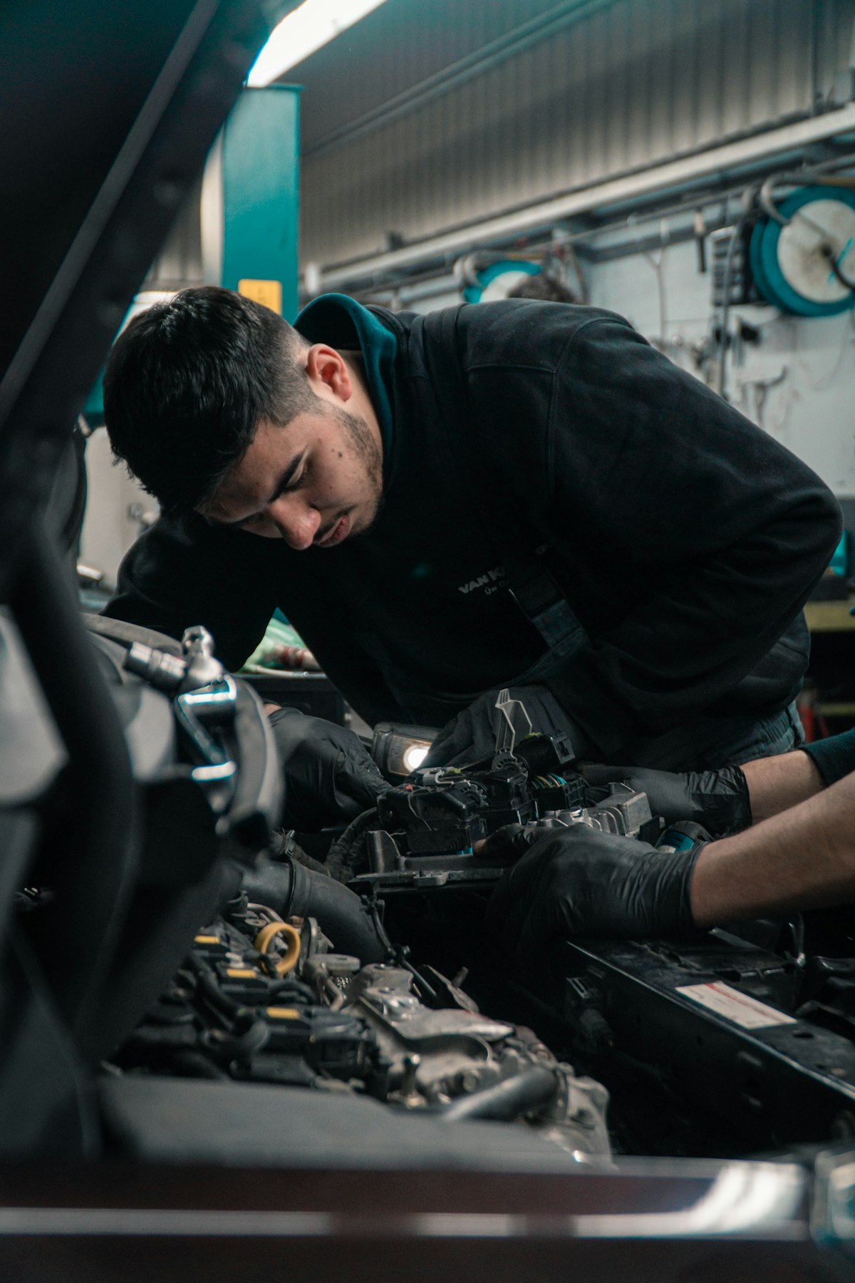 Taller mecánico con vehículos en reparación