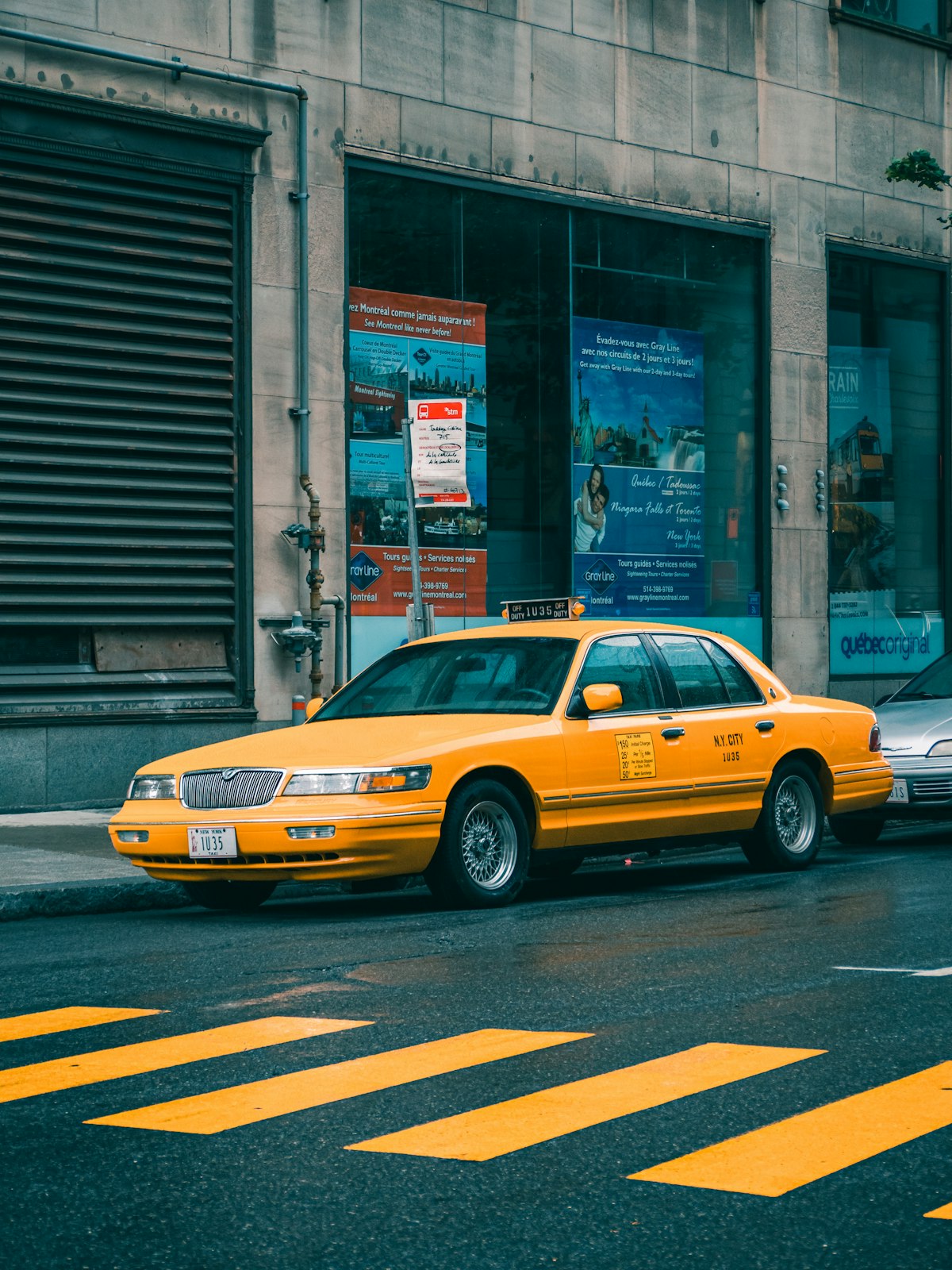 Interior de un vehículo de taxi con alfombrillas técnicas