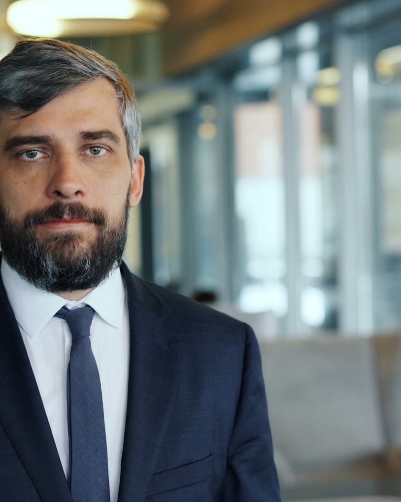 Retrato del responsable de atención al cliente profesional de Alfombras Pro España